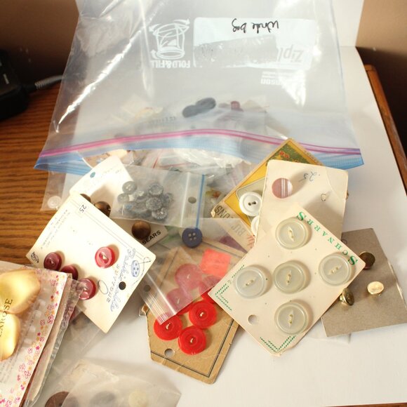 ❄️5/$25🎄Vintage/Modern Buttons On Cards In Bags - Picture 2 of 3